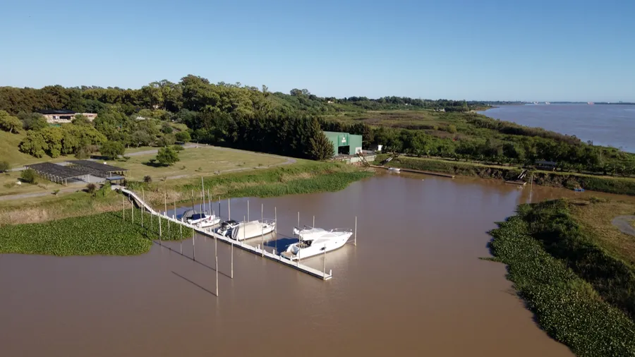 Vista aérea de la marina de Azahares del Paraná y el río