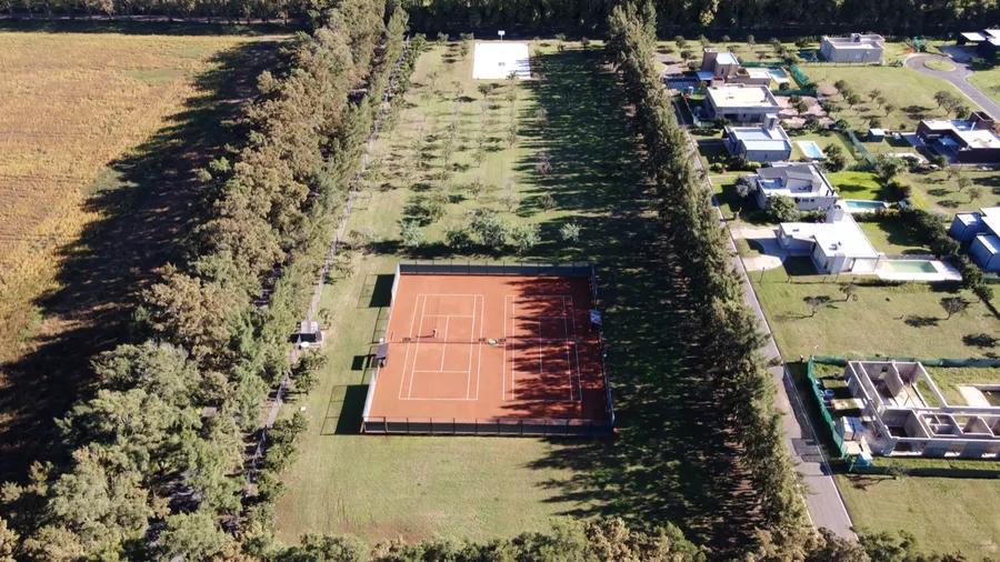 Vista aérea de las canchas de tenis y las casas del barrio