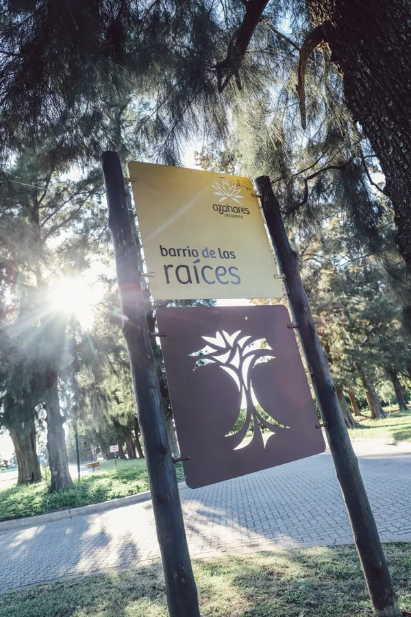 Cartel de acceso al barrio interno Las Raíces