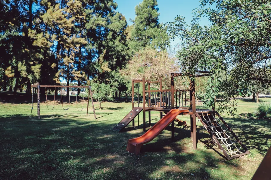 Juegos de madera para chicos en el parque