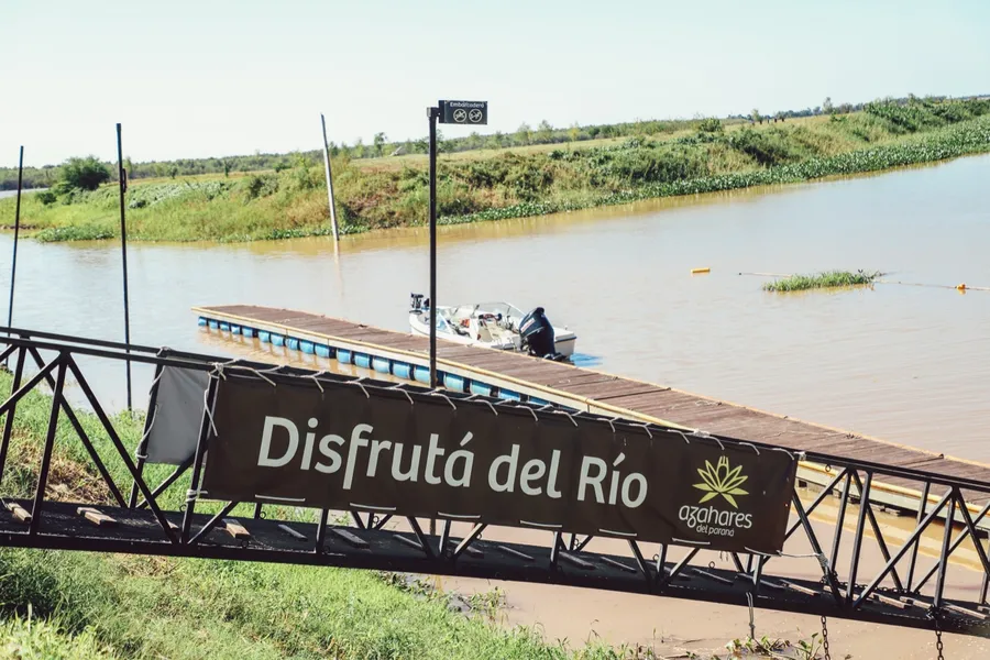 Muelle y embarcadero sobre el río Paraná