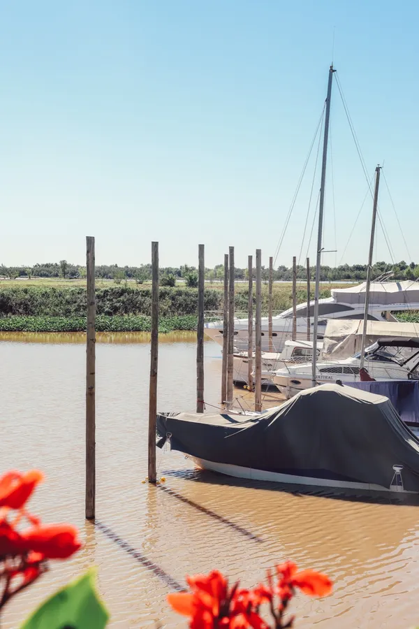 Lanchas amarradas en la marina del barrio