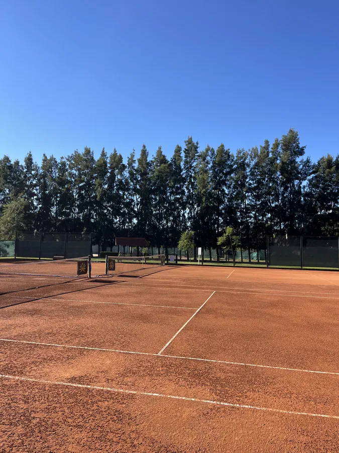 Cancha de tenis de polvo de ladrillo