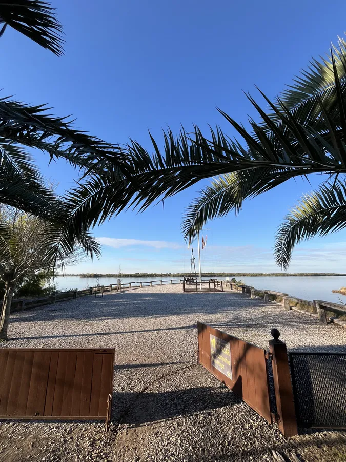 Deck con palmeras frente al río Paraná