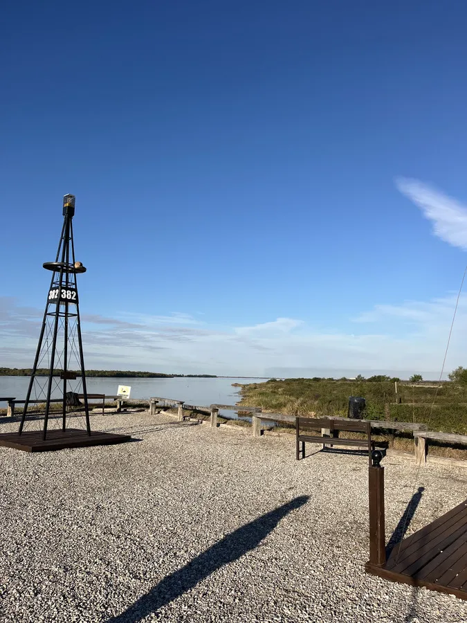 Molino de viento y deck sobre la costa del Paraná