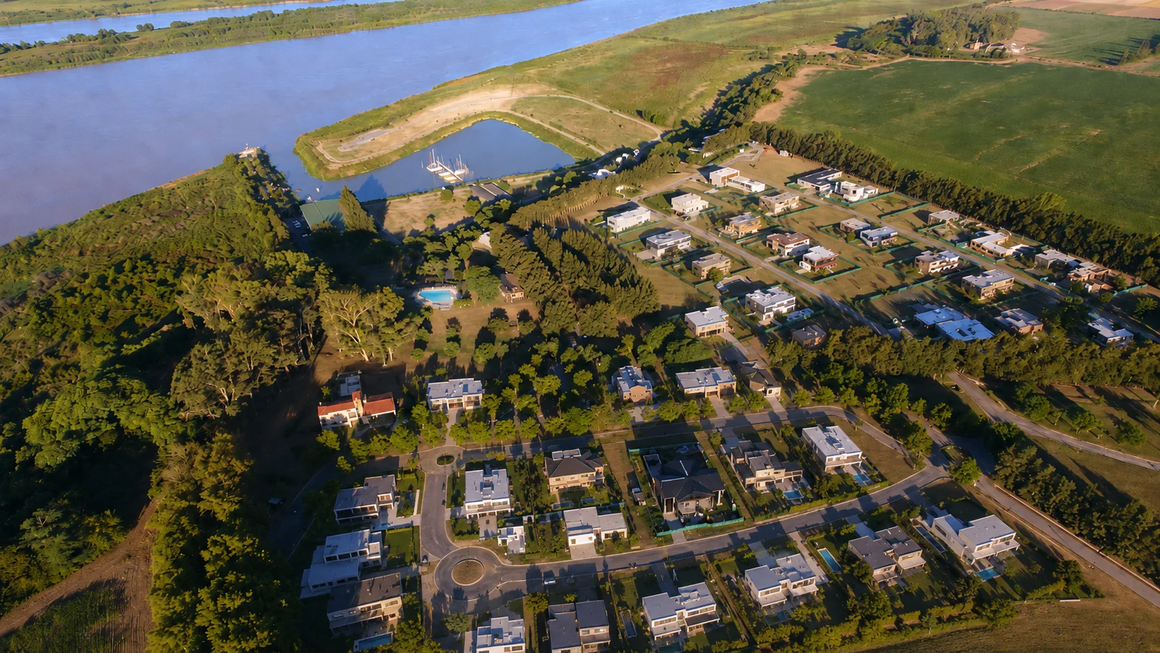 Vista aérea de Azahares del Paraná: las casas, la forestación, la marina y el río